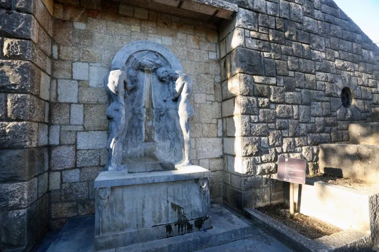 VANDALIZAM U DRNI&Scaron;U: O&scaron;tećeno Vrelo života, spomenik Ivana Me&scaron;trovića