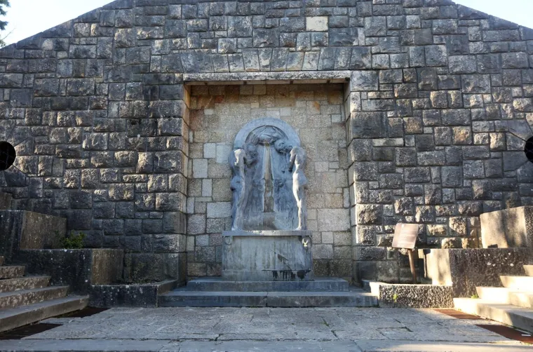 VANDALIZAM U DRNI&Scaron;U: O&scaron;tećeno Vrelo života, spomenik Ivana Me&scaron;trovića