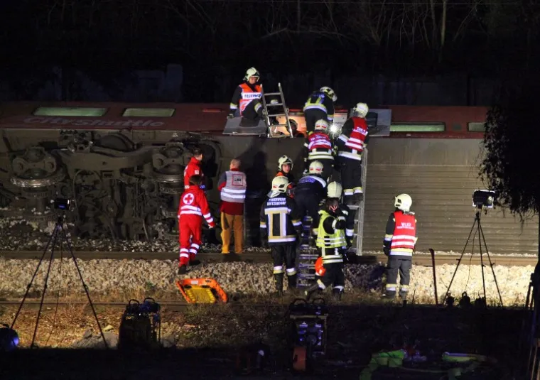 STRAVIČAN SUDAR VLAKOVA KOD BEČA: Nekoliko desetaka ljudi ozlijeđeno, neki ostali zarobljeni na mjestu nesreće