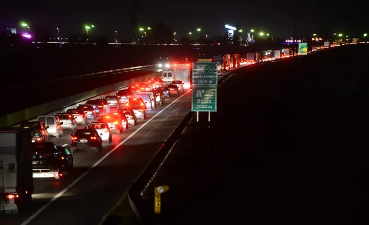 PROMETNI KAOS NA ZAGREBAČKOJ OBILAZNICI: Nepregledne kolone, zastoji, čekanja... Planirali ste krenuti na put? Razmislite jo&scaron; jednom