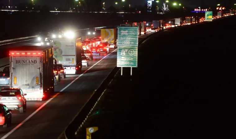 PROMETNI KAOS NA ZAGREBAČKOJ OBILAZNICI: Nepregledne kolone, zastoji, čekanja... Planirali ste krenuti na put? Razmislite jo&scaron; jednom