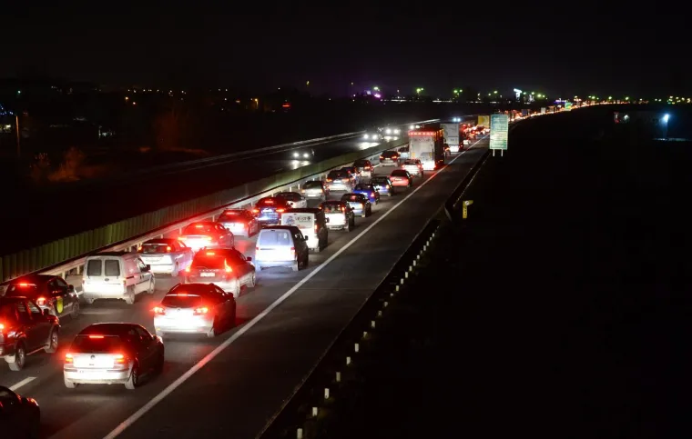 PROMETNI KAOS NA ZAGREBAČKOJ OBILAZNICI: Nepregledne kolone, zastoji, čekanja... Planirali ste krenuti na put? Razmislite jo&scaron; jednom