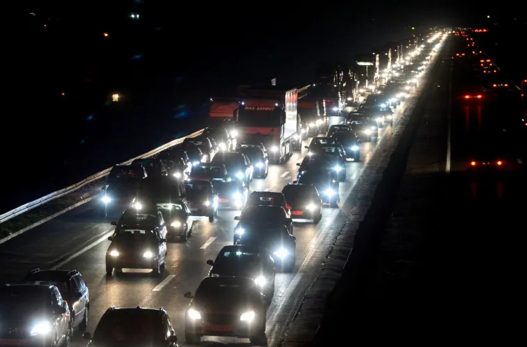 Zbog vrlo gustog prometa na Zagrebačkoj obilaznici u zoni čvora Buzin vozi se u koloni uz zastoje.