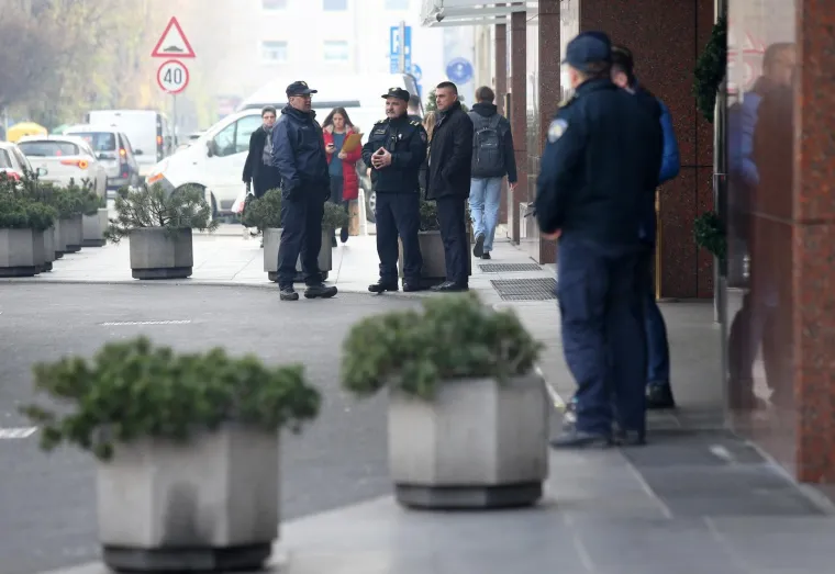 JAKO POLICIJSKO OSIGURANJE ZA SKUP&Scaron;TINARE HNS-A: Sjednica u Sheratonu pod budnim okom brojnih pripadnika snaga reda i mira