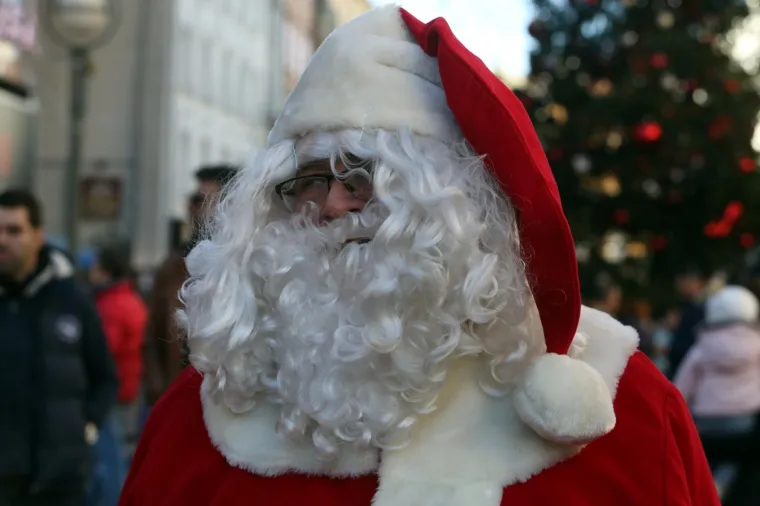 Utrka djedica na Korzu: kao jedan od njih obukao se i Vojko Obersnel