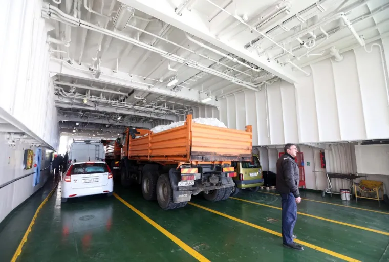 Kamioni puni snijega krenuli na otok Iž gdje će se održati prva u svijetu skija&scaron;ka utrka na otoku