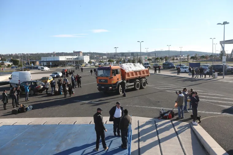 Kamioni puni snijega krenuli na otok Iž gdje će se održati prva u svijetu skija&scaron;ka utrka na otoku