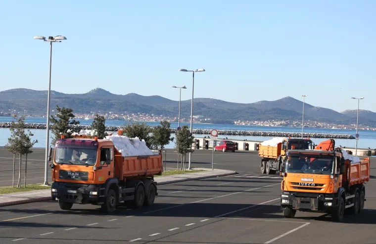 Kamioni puni snijega krenuli na otok Iž gdje će se održati prva u svijetu skija&scaron;ka utrka na otoku