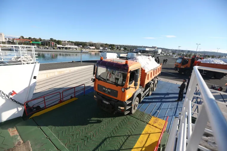 Kamioni puni snijega krenuli na otok Iž gdje će se održati prva u svijetu skija&scaron;ka utrka na otoku