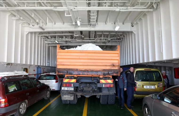 Kamioni puni snijega krenuli na otok Iž gdje će se održati prva u svijetu skija&scaron;ka utrka na otoku