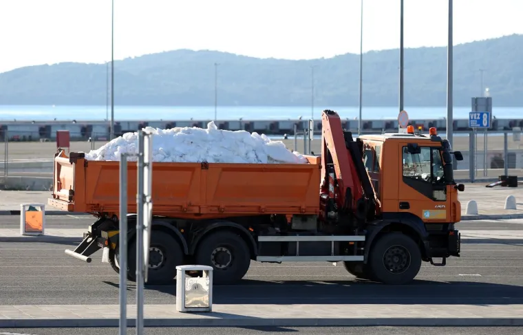 Kamioni puni snijega krenuli na otok Iž gdje će se održati prva u svijetu skija&scaron;ka utrka na otoku
