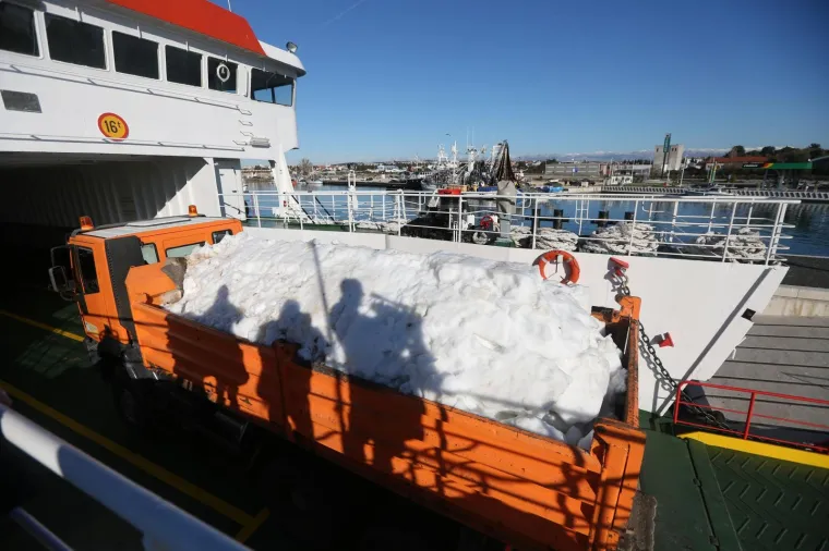 Kamioni puni snijega krenuli na otok Iž gdje će se održati prva u svijetu skija&scaron;ka utrka na otoku
