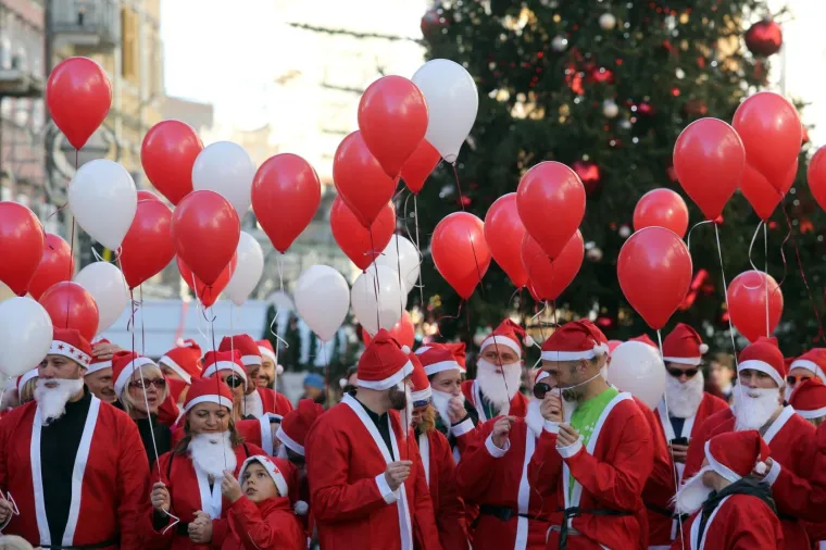 DJEDOVI BOŽIĆNJACI PREPLAVILI CENTAR RIJEKE: Prepoznajete li tko je ispod ove brade?