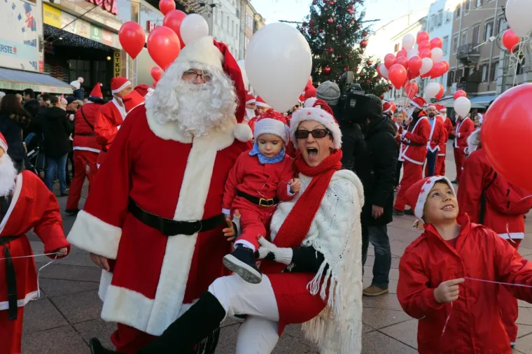 DJEDOVI BOŽIĆNJACI PREPLAVILI CENTAR RIJEKE: Prepoznajete li tko je ispod ove brade?