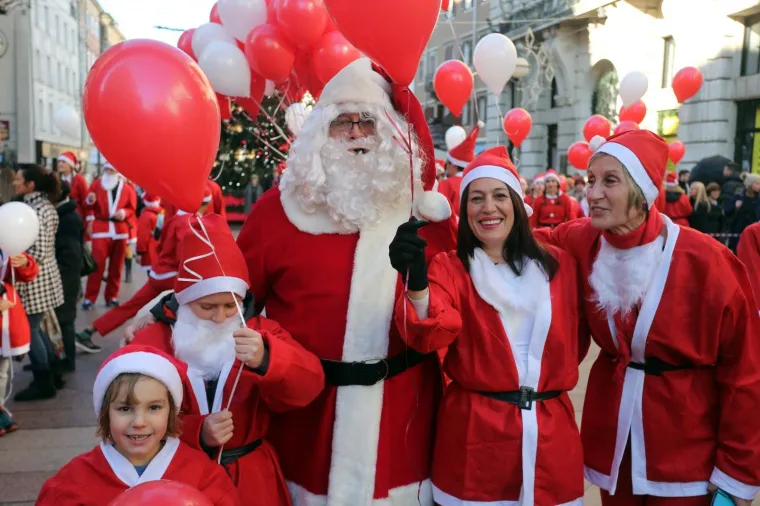 DJEDOVI BOŽIĆNJACI PREPLAVILI CENTAR RIJEKE: Prepoznajete li tko je ispod ove brade?