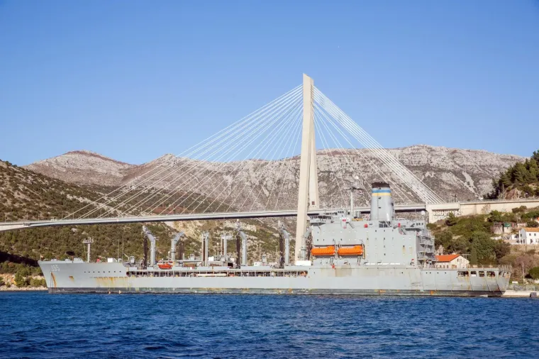 Tanker RM SAD-a "USNS Leroy Grumman" boravi u Dubrovniku od 22. prosinca 2017. godine do 2. siječnja 2018. godine u sklopu bilateralne vojne suradnje Hrvatske ratne mornarice s Ratnom mornaricom SAD-a. Riječ je o tankerskom brodu izgrađenom 1989. godine. Dug je 207 metara, širine 30 metara s bruto tonažom nešto manjom od 21 tisuća tona. Photo: Grgo Jelavic/PIXSELL