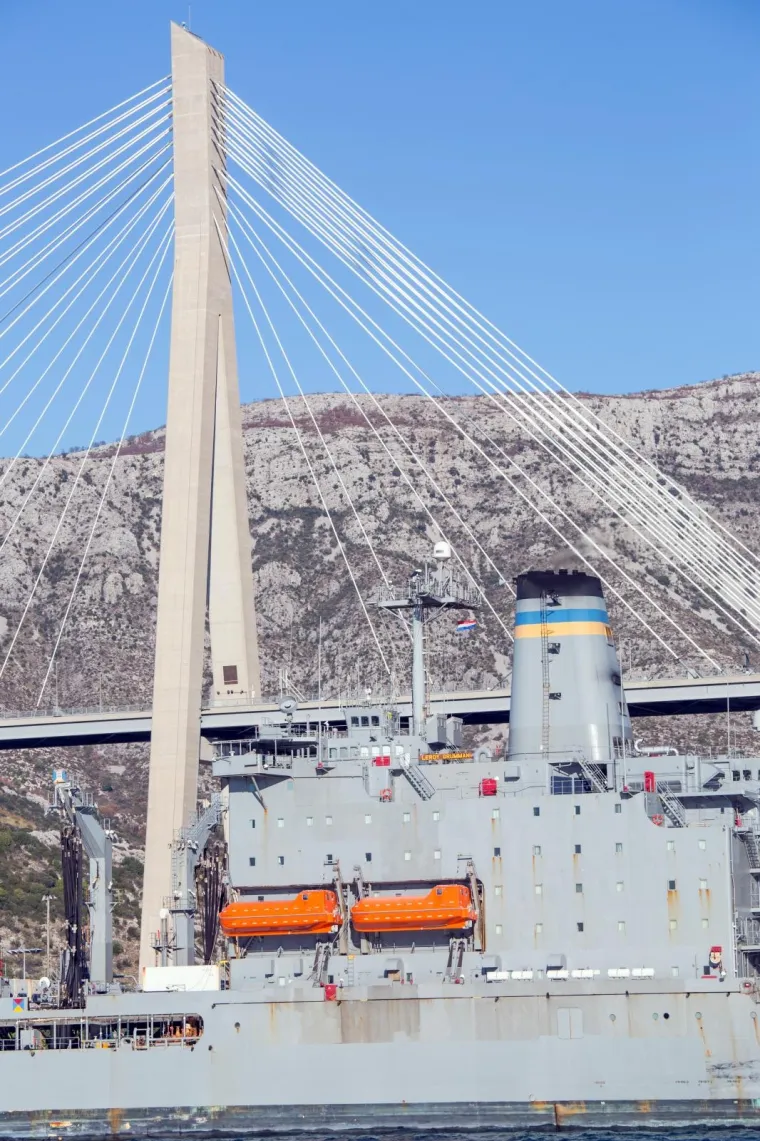 AMERIČKA GRDOSIJA USIDRENA ISPRED DUBROVNIKA: Tanker dug 207 metara uplovio u grušku luku