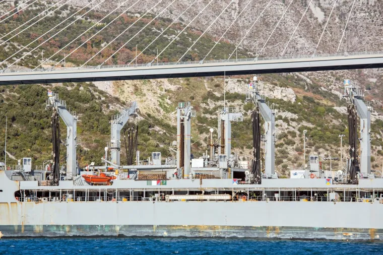 AMERIČKA GRDOSIJA USIDRENA ISPRED DUBROVNIKA: Tanker dug 207 metara uplovio u grušku luku