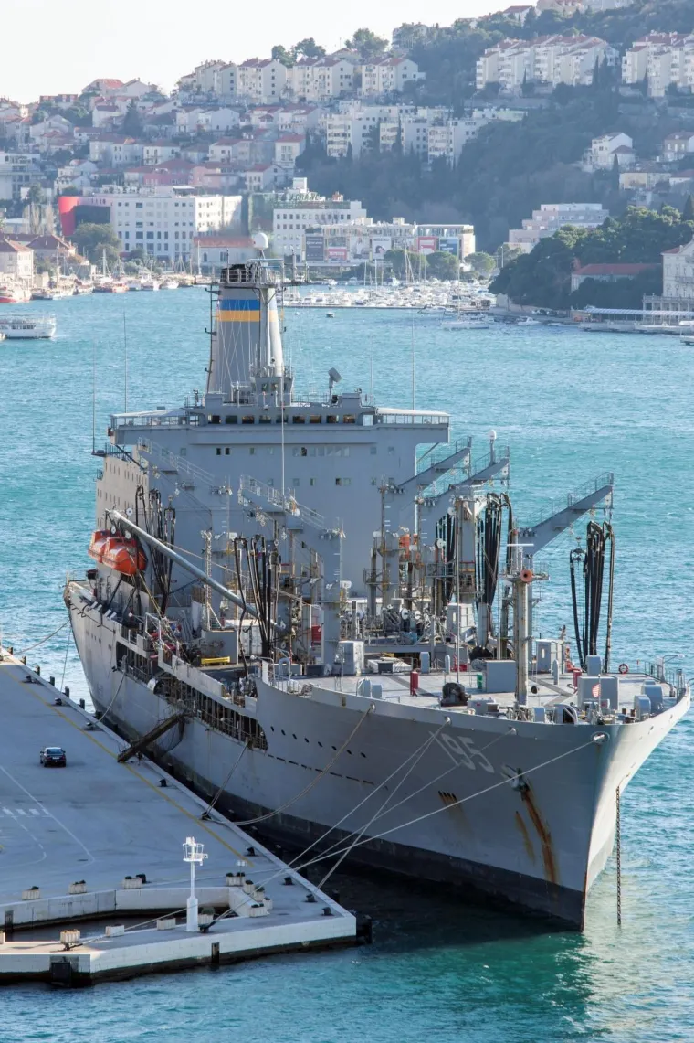 AMERIČKA GRDOSIJA USIDRENA ISPRED DUBROVNIKA: Tanker dug 207 metara uplovio u grušku luku