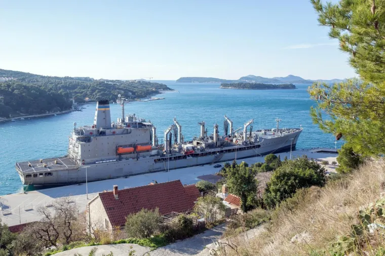 AMERIČKA GRDOSIJA USIDRENA ISPRED DUBROVNIKA: Tanker dug 207 metara uplovio u grušku luku
