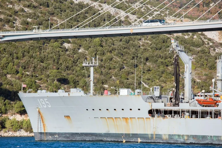 AMERIČKA GRDOSIJA USIDRENA ISPRED DUBROVNIKA: Tanker dug 207 metara uplovio u grušku luku