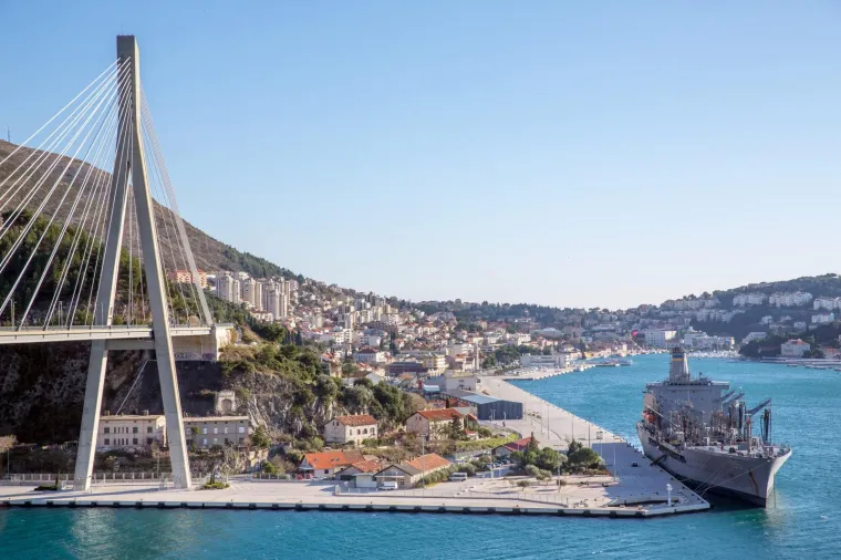 AMERIČKA GRDOSIJA USIDRENA ISPRED DUBROVNIKA: Tanker dug 207 metara uplovio u grušku luku