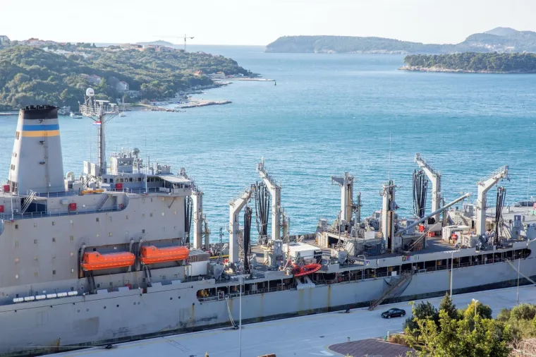 AMERIČKA GRDOSIJA USIDRENA ISPRED DUBROVNIKA: Tanker dug 207 metara uplovio u grušku luku