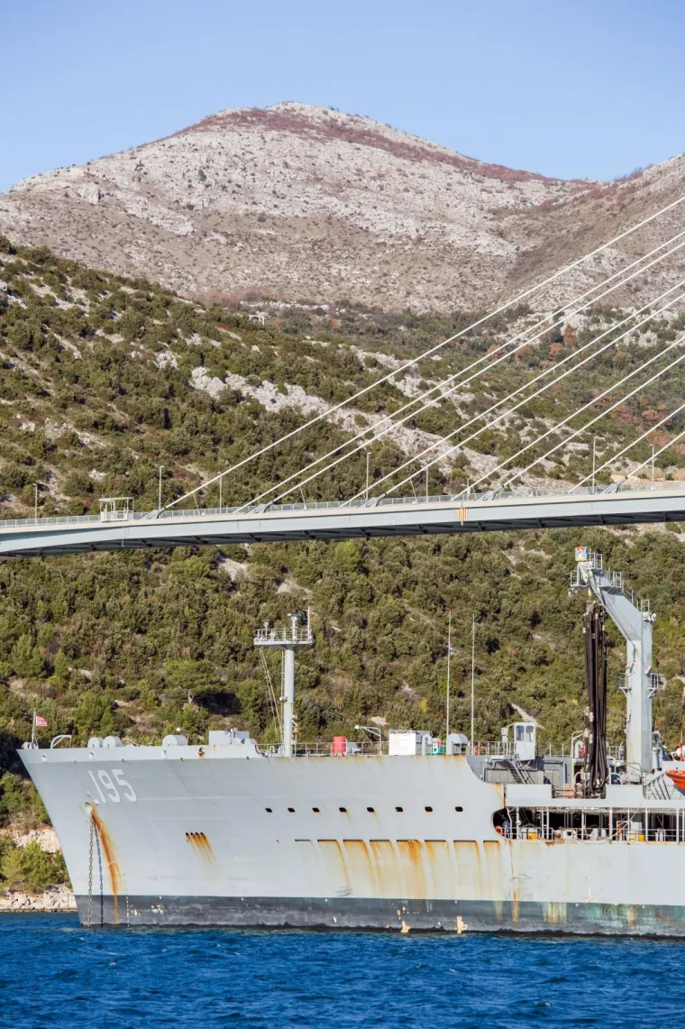 AMERIČKA GRDOSIJA USIDRENA ISPRED DUBROVNIKA: Tanker dug 207 metara uplovio u grušku luku