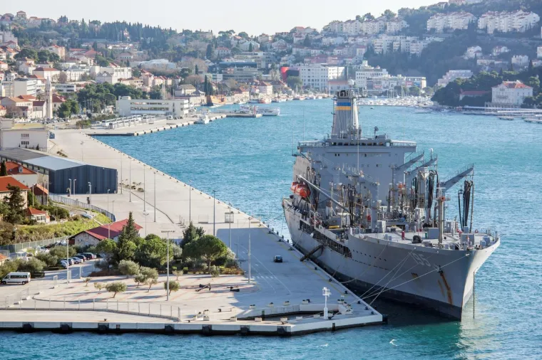 AMERIČKA GRDOSIJA USIDRENA ISPRED DUBROVNIKA: Tanker dug 207 metara uplovio u grušku luku
