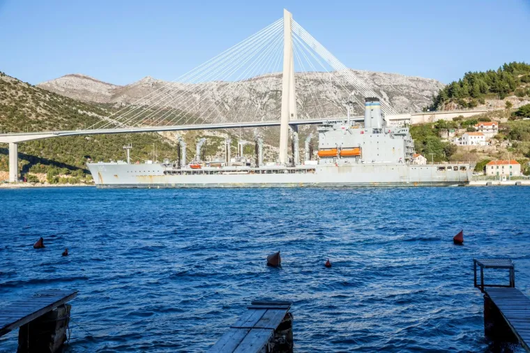 AMERIČKA GRDOSIJA USIDRENA ISPRED DUBROVNIKA: Tanker dug 207 metara uplovio u grušku luku