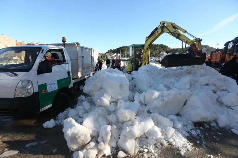 SKIJAŠKA UTRKA NA DALMATINSKOM OTOKU: Trajekti prevoze kamione pune snijega iz Like