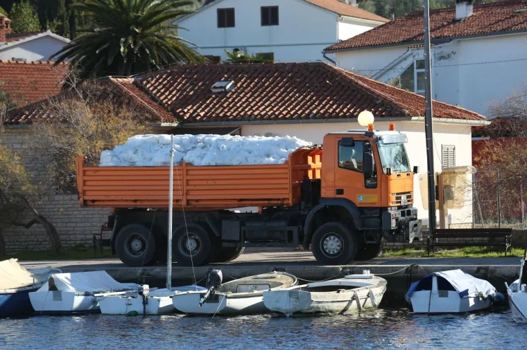 SKIJA&Scaron;KA UTRKA NA DALMATINSKOM OTOKU: Trajekti prevoze kamione pune snijega iz Like
