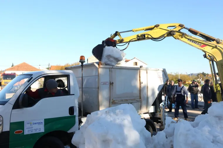 SKIJA&Scaron;KA UTRKA NA DALMATINSKOM OTOKU: Trajekti prevoze kamione pune snijega iz Like
