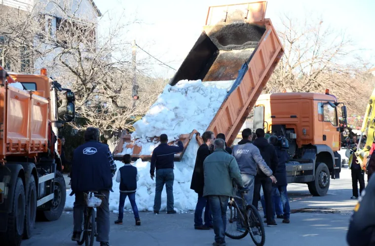 SKIJA&Scaron;KA UTRKA NA DALMATINSKOM OTOKU: Trajekti prevoze kamione pune snijega iz Like