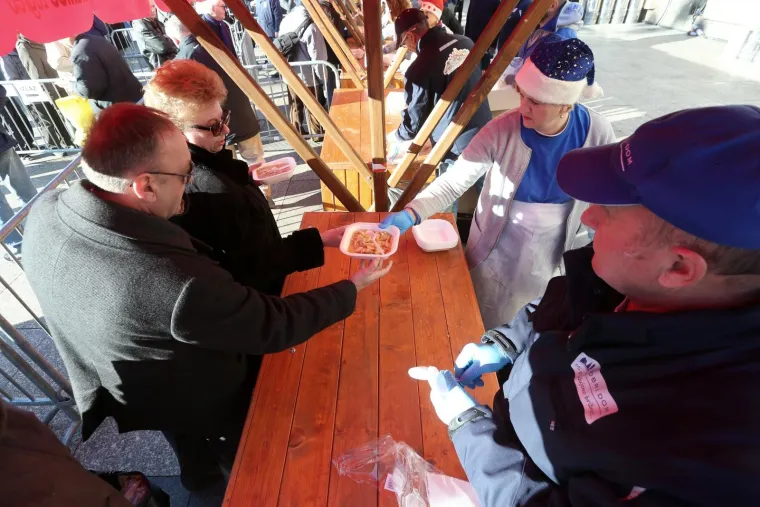 Stajalo se u redovima: besplatan bakalar za sve koji su se zatekli na Trgu bana Josipa Jelačića