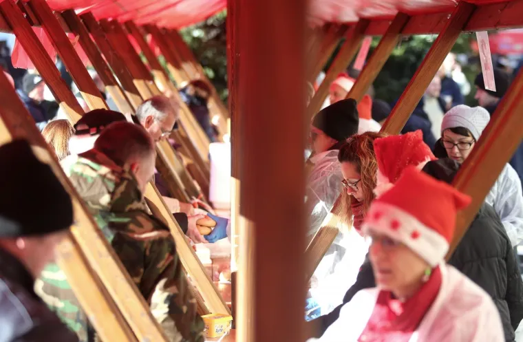 Stajalo se u redovima: besplatan bakalar za sve koji su se zatekli na Trgu bana Josipa Jelačića