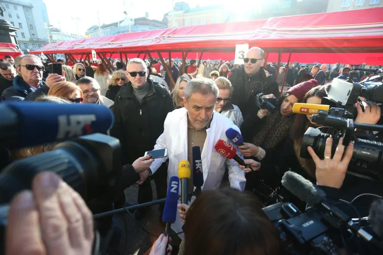 Stajalo se u redovima: besplatan bakalar za sve koji su se zatekli na Trgu bana Josipa Jelačića