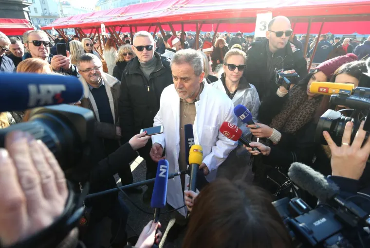 Stajalo se u redovima: besplatan bakalar za sve koji su se zatekli na Trgu bana Josipa Jelačića