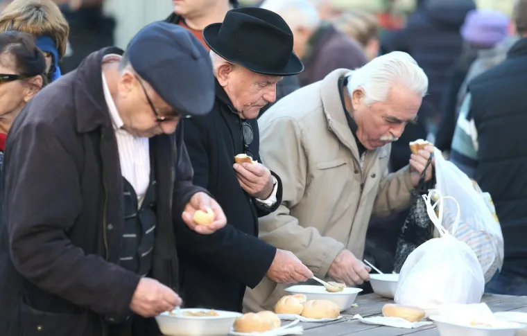 Stajalo se u redovima: besplatan bakalar za sve koji su se zatekli na Trgu bana Josipa Jelačića