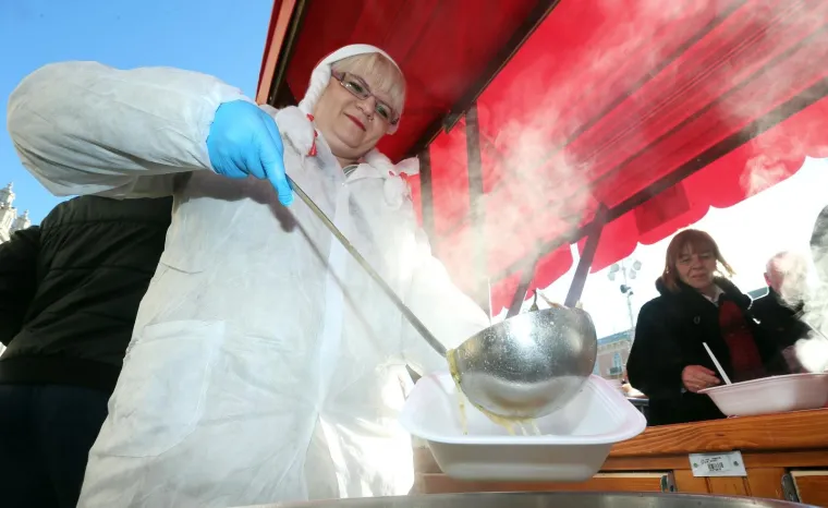Stajalo se u redovima: besplatan bakalar za sve koji su se zatekli na Trgu bana Josipa Jelačića