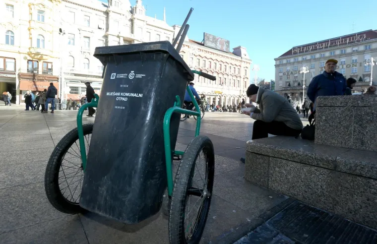 Stajalo se u redovima: besplatan bakalar za sve koji su se zatekli na Trgu bana Josipa Jelačića