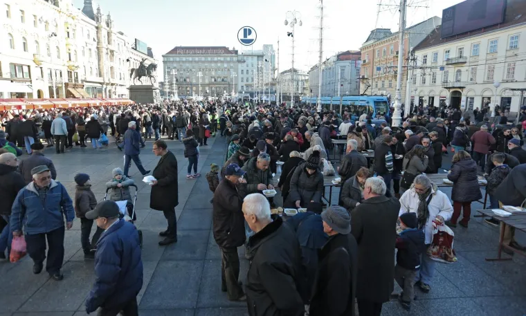 Stajalo se u redovima: besplatan bakalar za sve koji su se zatekli na Trgu bana Josipa Jelačića