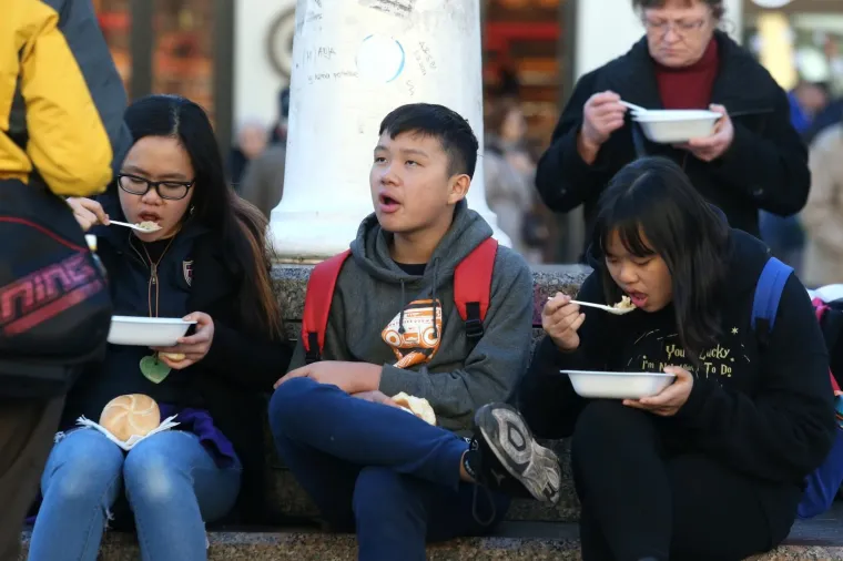 Stajalo se u redovima: besplatan bakalar za sve koji su se zatekli na Trgu bana Josipa Jelačića