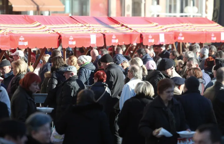 Stajalo se u redovima: besplatan bakalar za sve koji su se zatekli na Trgu bana Josipa Jelačića