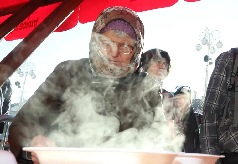 Stajalo se u redovima: besplatan bakalar za sve koji su se zatekli na Trgu bana Josipa Jelačića