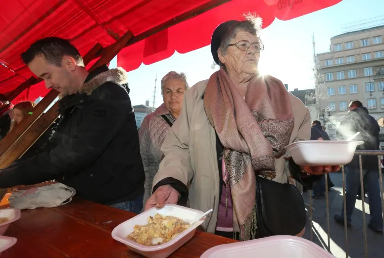 Stajalo se u redovima: besplatan bakalar za sve koji su se zatekli na Trgu bana Josipa Jelačića