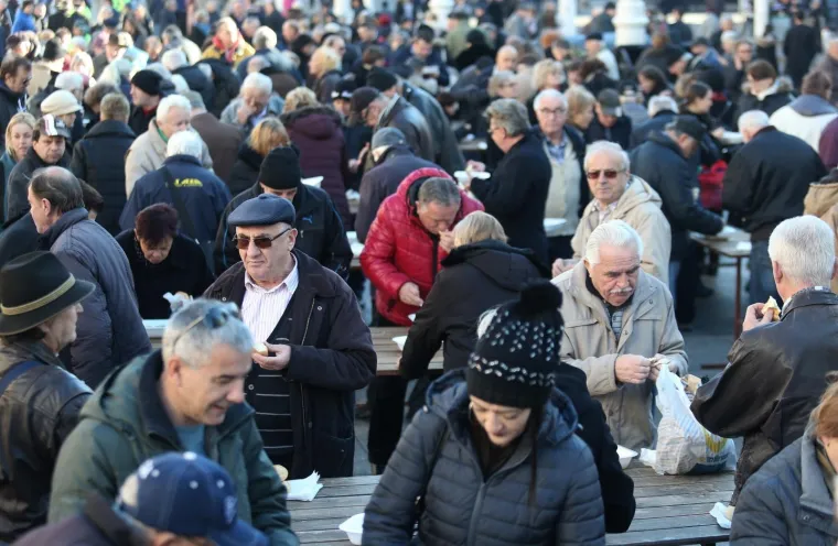 Stajalo se u redovima: besplatan bakalar za sve koji su se zatekli na Trgu bana Josipa Jelačića