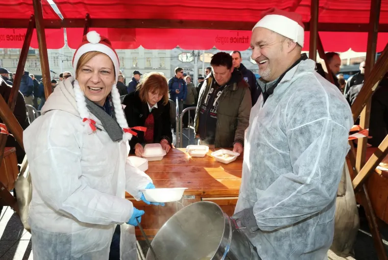 Stajalo se u redovima: besplatan bakalar za sve koji su se zatekli na Trgu bana Josipa Jelačića
