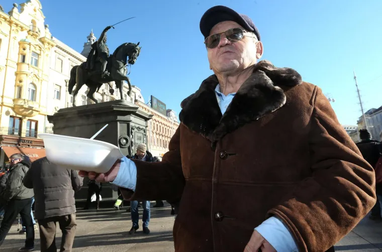 Stajalo se u redovima: besplatan bakalar za sve koji su se zatekli na Trgu bana Josipa Jelačića