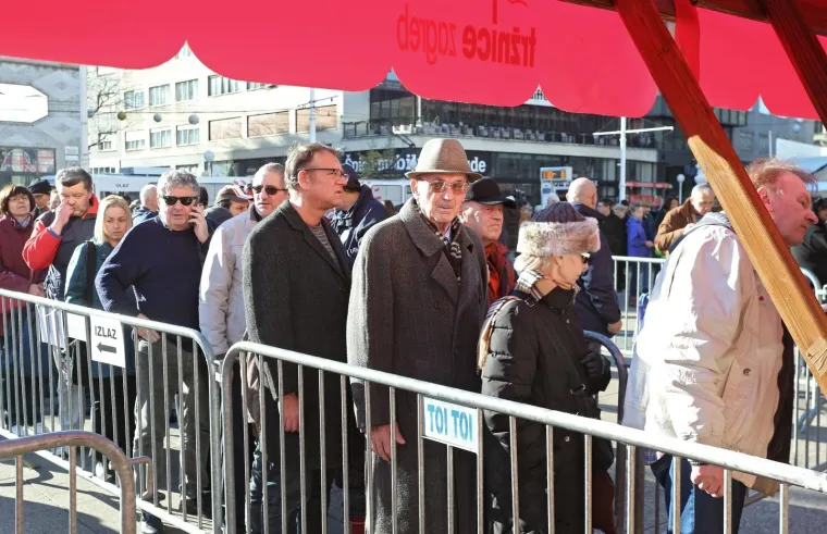 Stajalo se u redovima: besplatan bakalar za sve koji su se zatekli na Trgu bana Josipa Jelačića